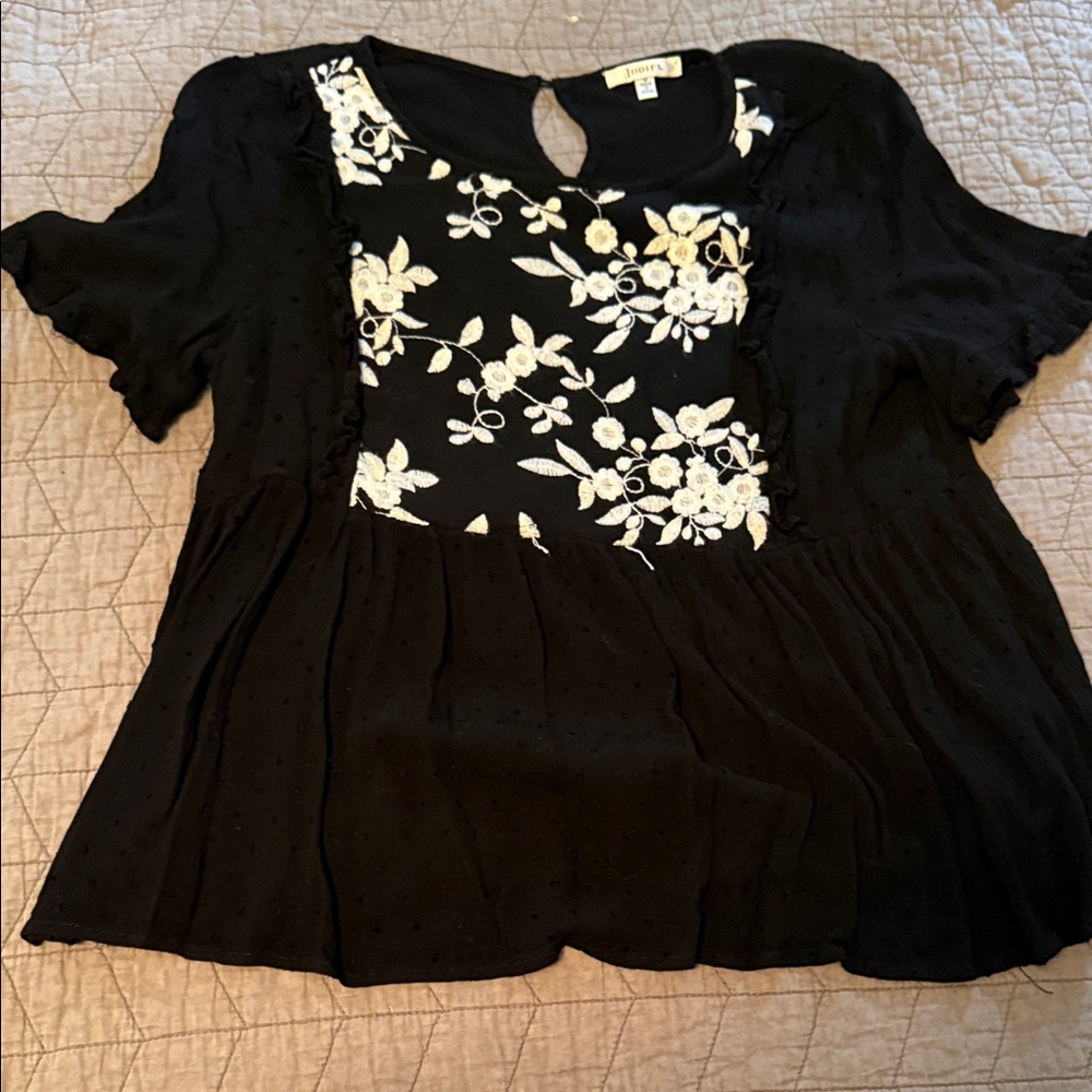 JODIFL Black and White Floral Blouse